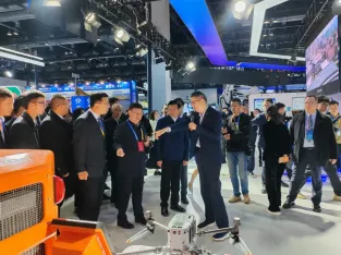 中国国际应急展快讯：应急管理部部长王祥喜了解天博TB,天博TB官方网站装备集团无人化装备创新与应用情况！
